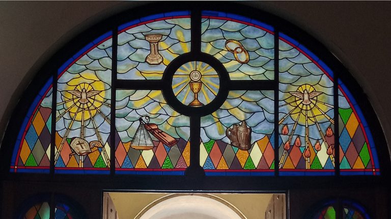 Los vitrales de la iglesia de Roque Pérez