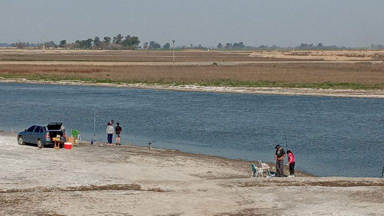 Entre dragas, bombas y pescadores